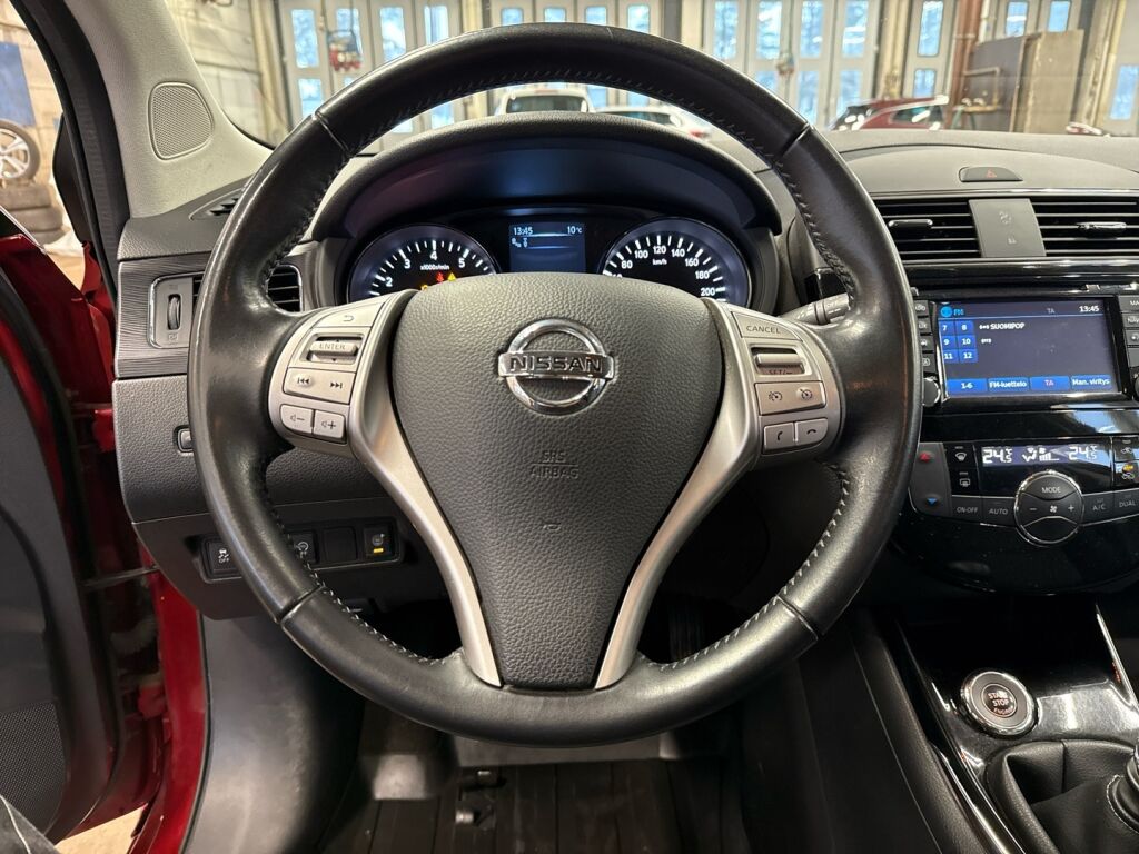 Nissan Pulsar 2016 Punainen