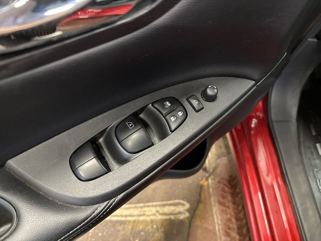 Nissan Pulsar 2016 Punainen