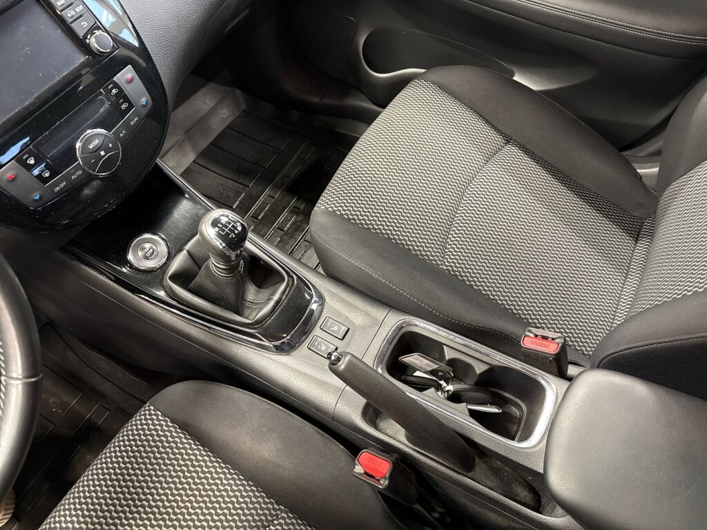 Nissan Pulsar 2016 Punainen