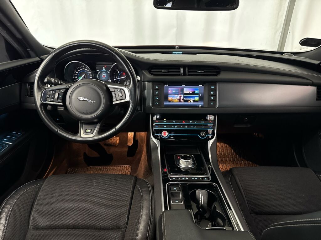 Jaguar XF 2016 Punainen