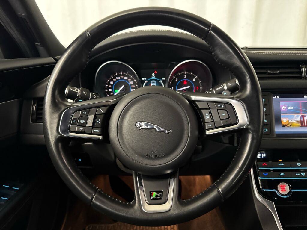 Jaguar XF 2016 Punainen