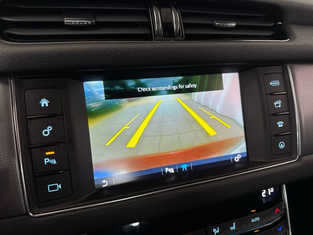 Jaguar XF 2016 Punainen