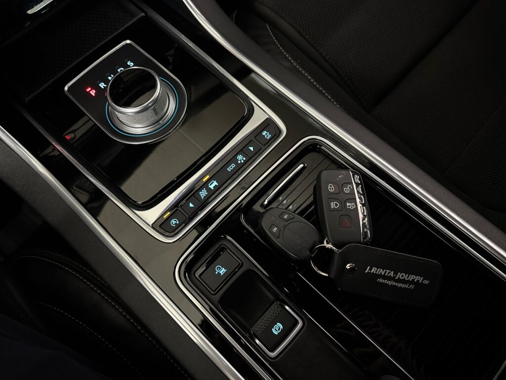 Jaguar XF 2016 Punainen