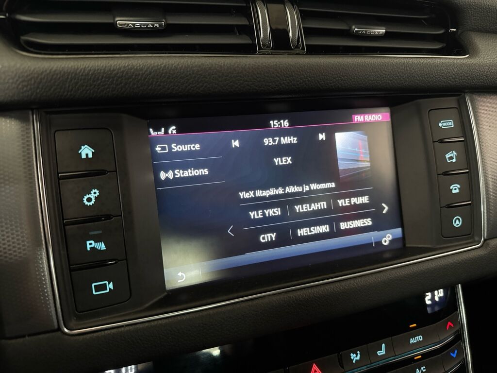 Jaguar XF 2016 Punainen