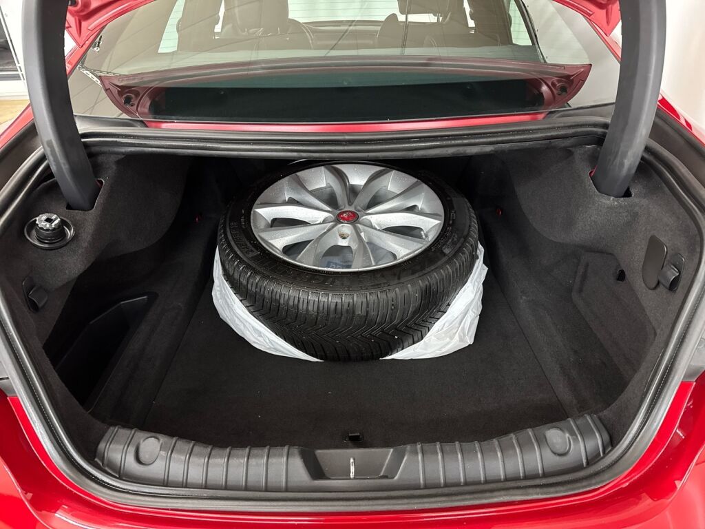 Jaguar XF 2016 Punainen