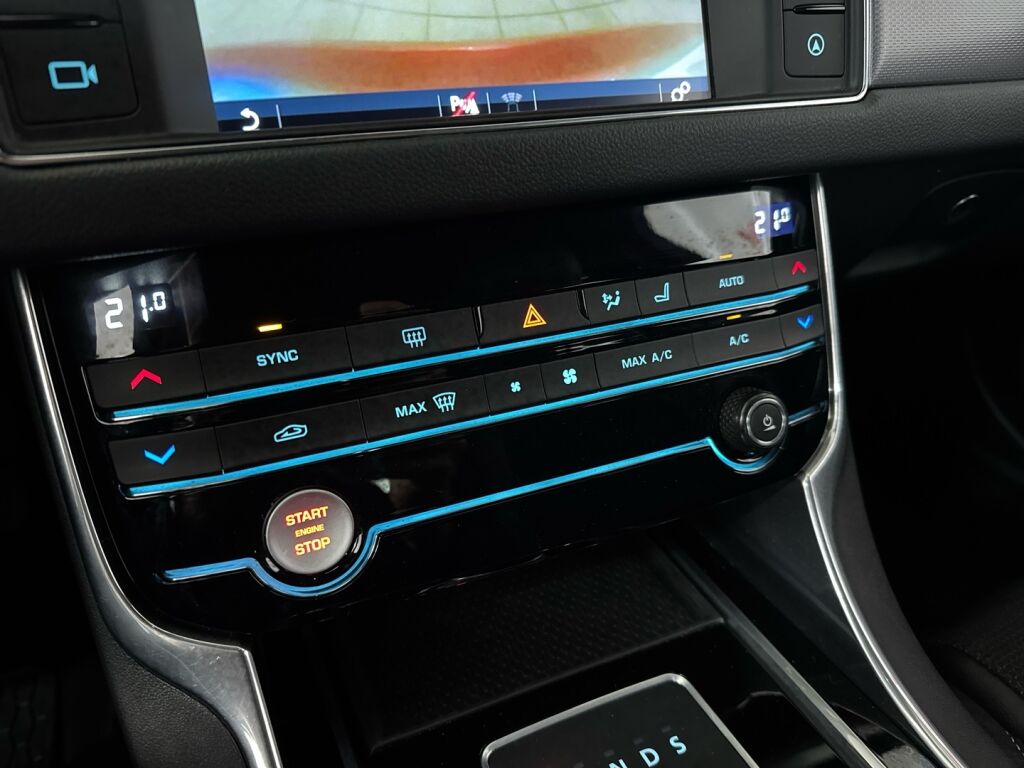 Jaguar XF 2016 Punainen