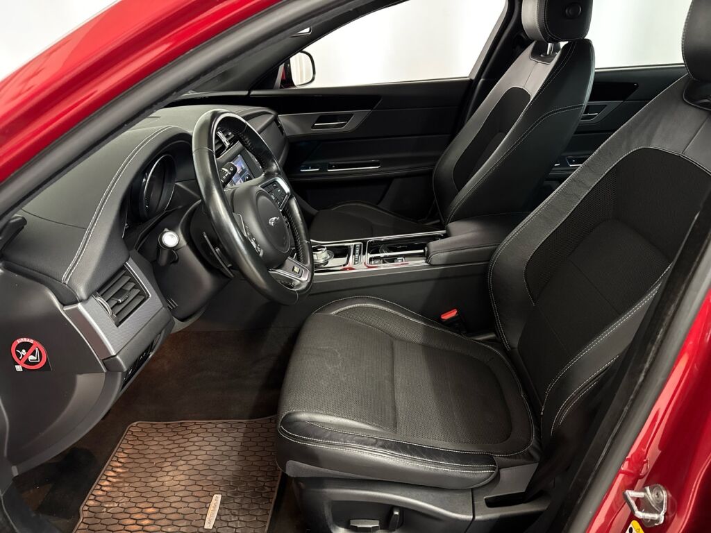 Jaguar XF 2016 Punainen