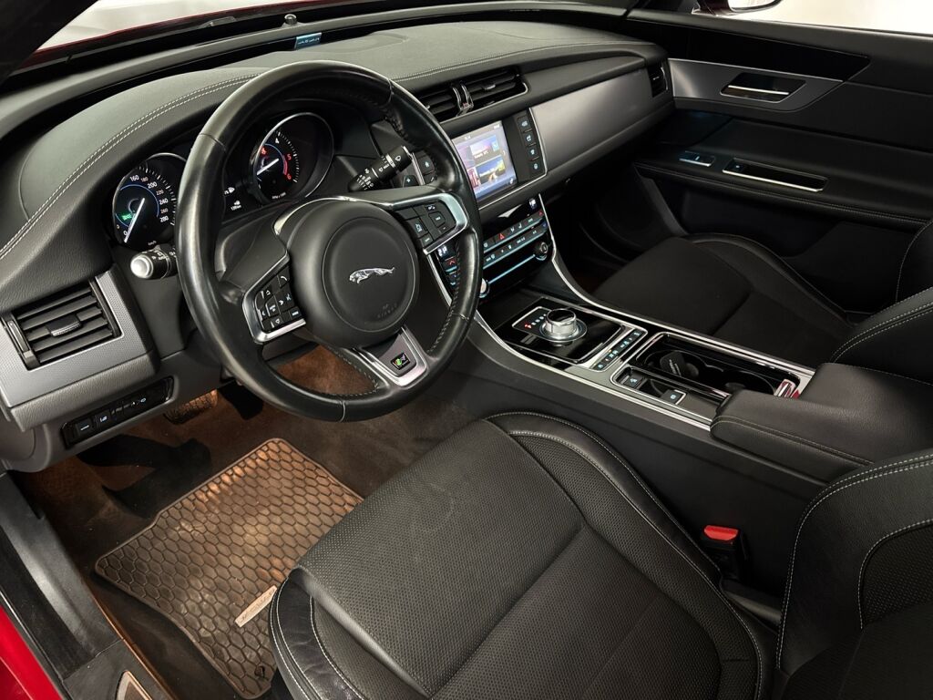 Jaguar XF 2016 Punainen