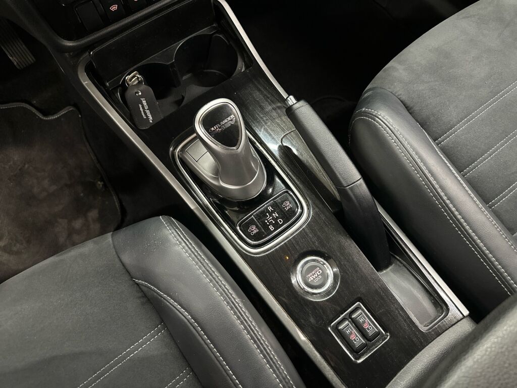 Mitsubishi Outlander PHEV 2016 Ruskea (beige)