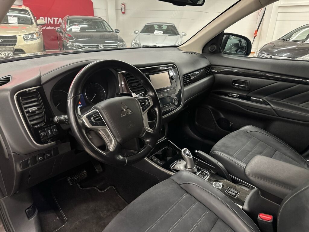 Mitsubishi Outlander PHEV 2016 Ruskea (beige)