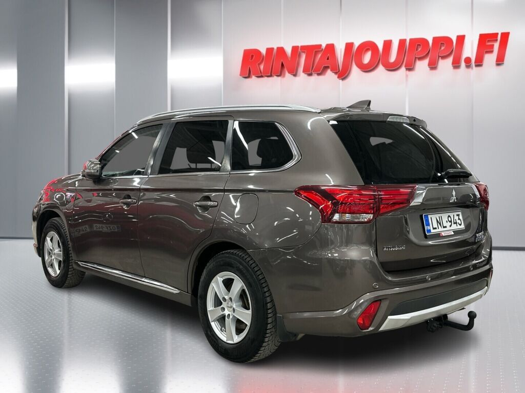 Mitsubishi Outlander PHEV 2016 Ruskea (beige)
