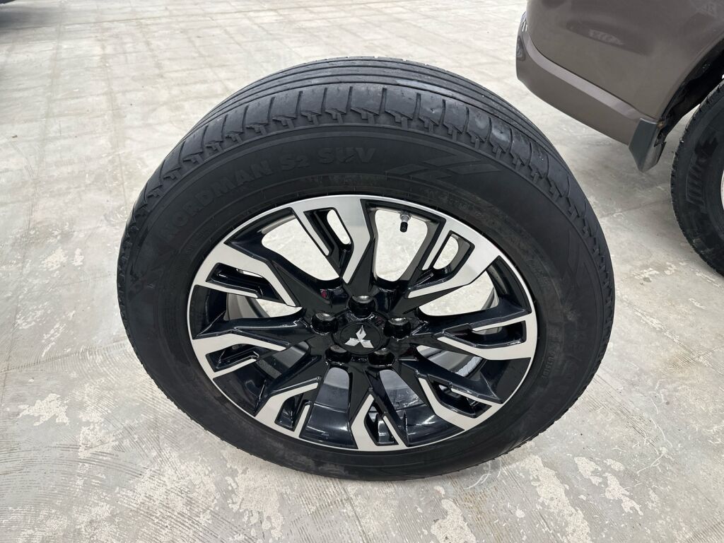 Mitsubishi Outlander PHEV 2016 Ruskea (beige)