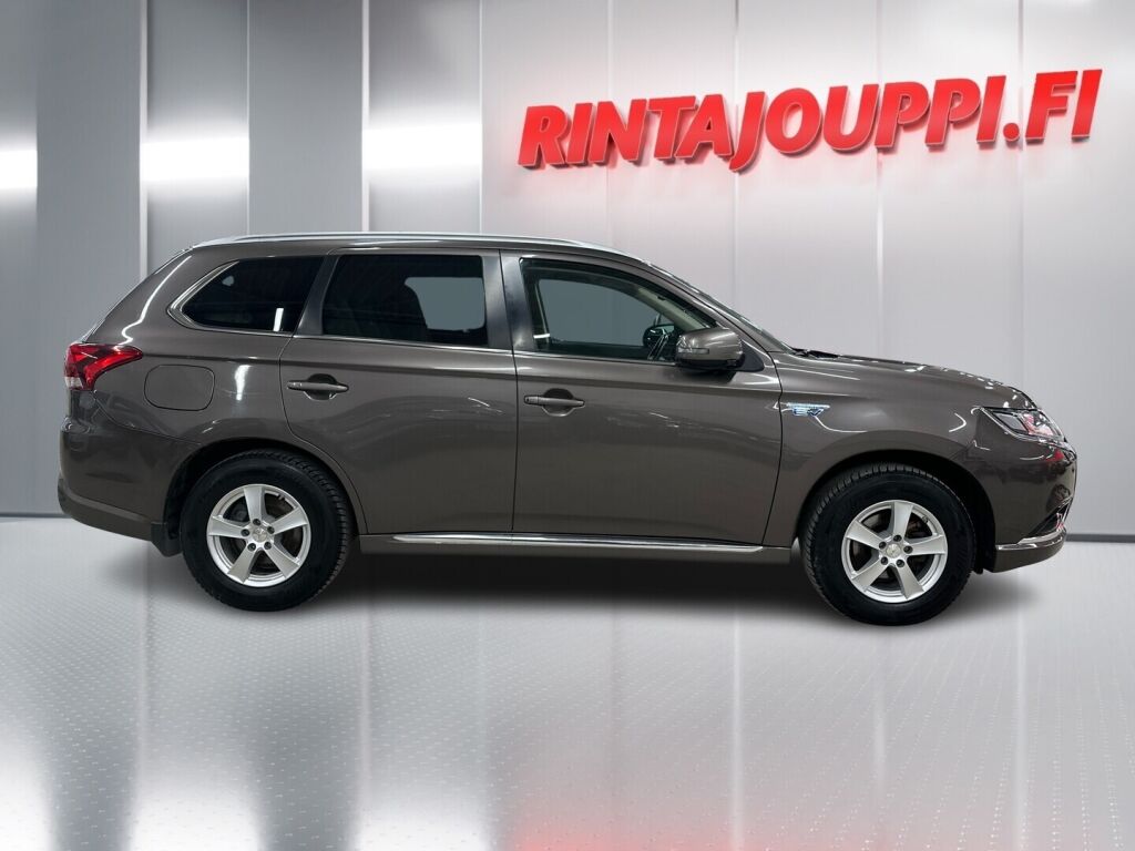 Mitsubishi Outlander PHEV 2016 Ruskea (beige)