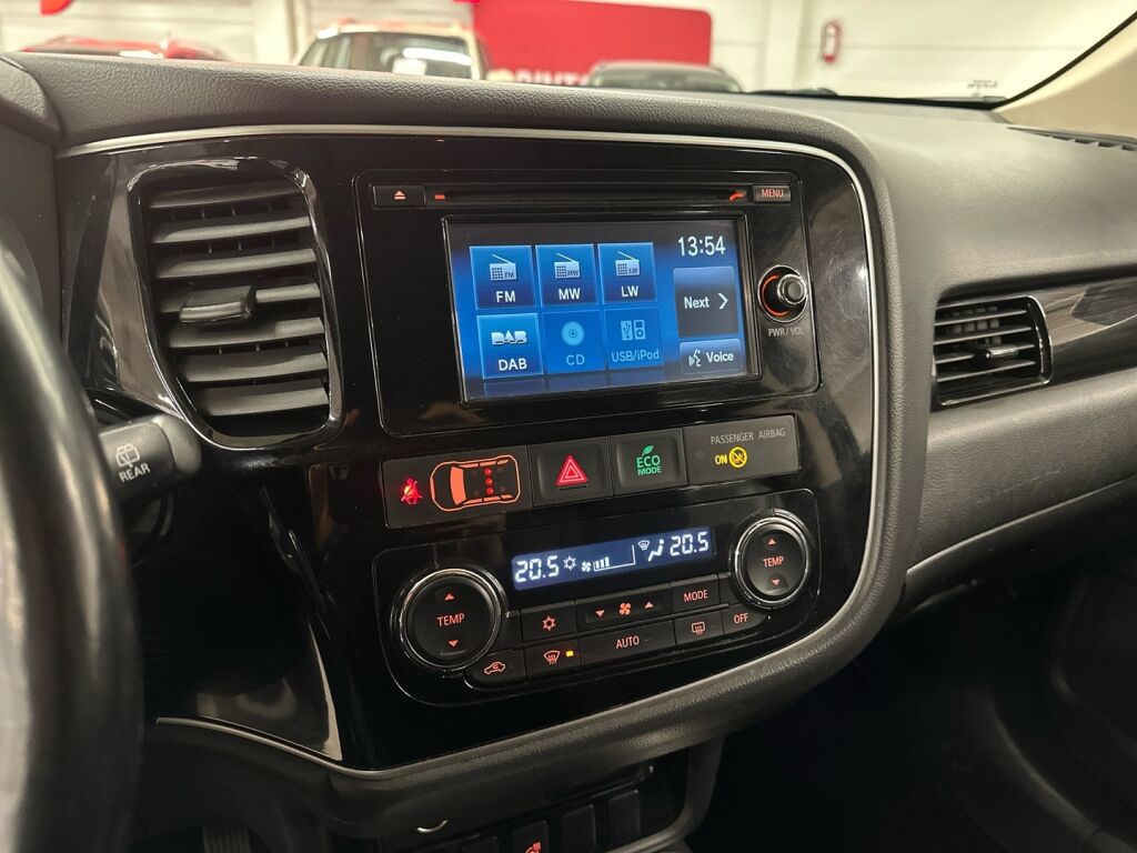 Mitsubishi Outlander PHEV 2016 Ruskea (beige)