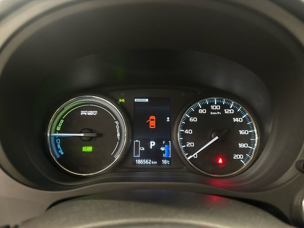 Mitsubishi Outlander PHEV 2016 Ruskea (beige)