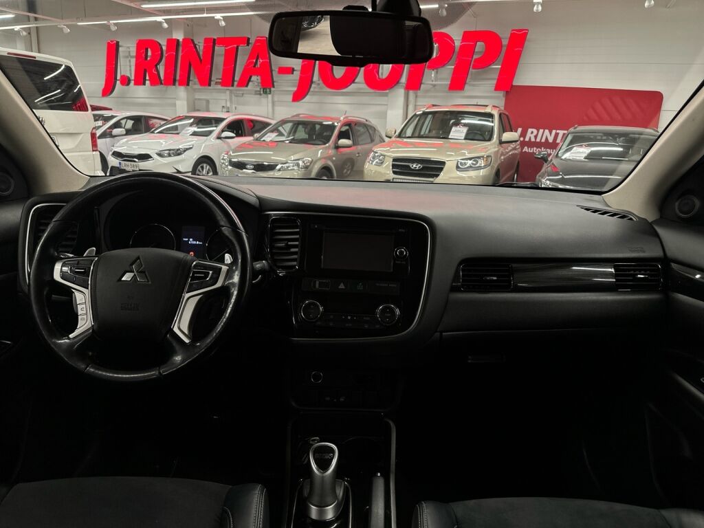 Mitsubishi Outlander PHEV 2016 Ruskea (beige)