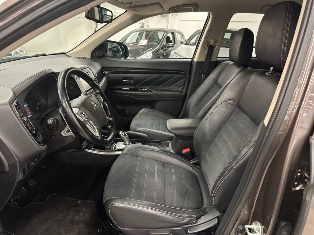 Mitsubishi Outlander PHEV 2016 Ruskea (beige)