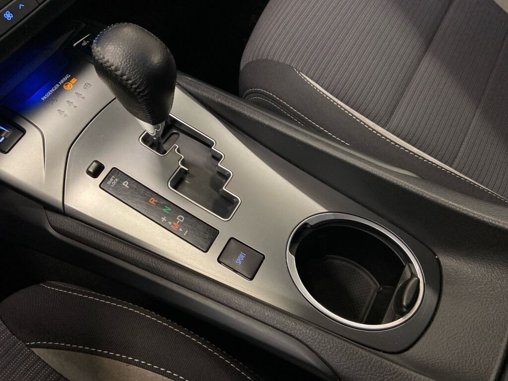 Toyota Avensis 2016 Harmaa