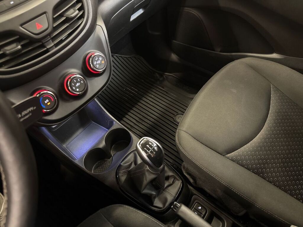 Opel Karl 2017 Punainen