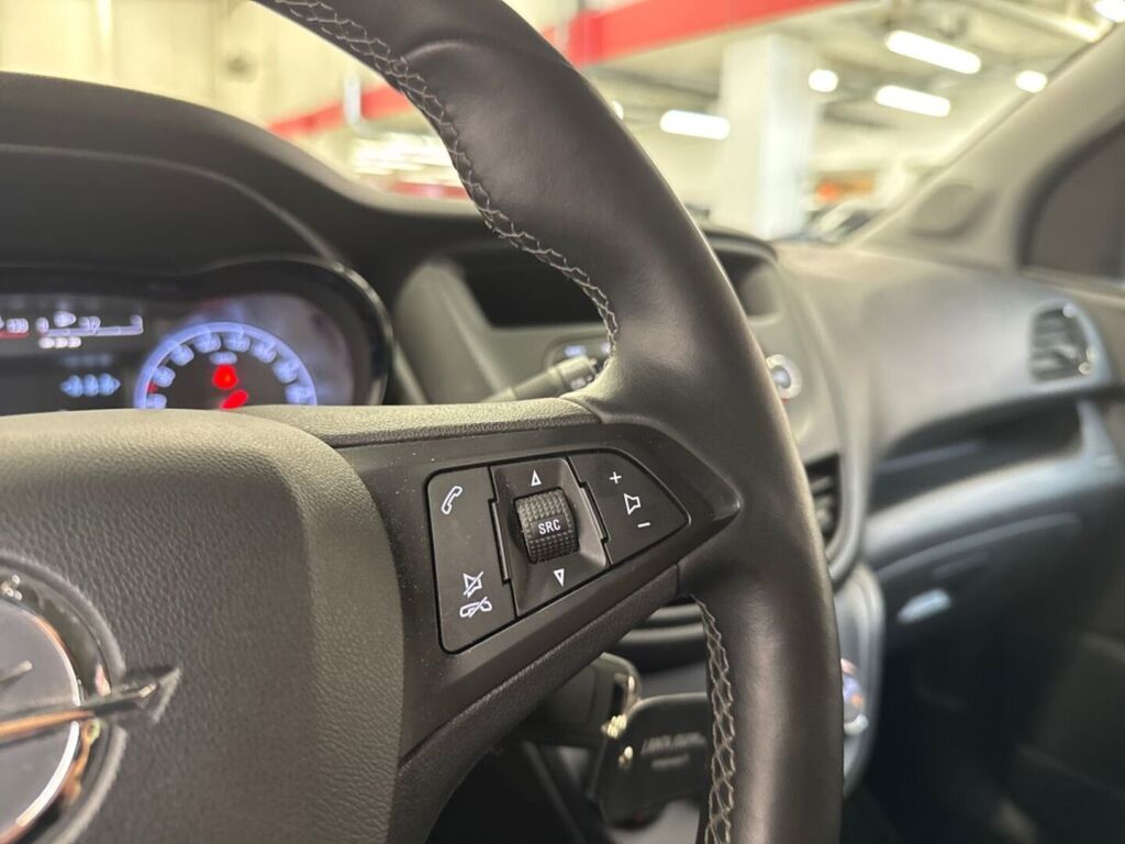 Opel Karl 2017 Punainen