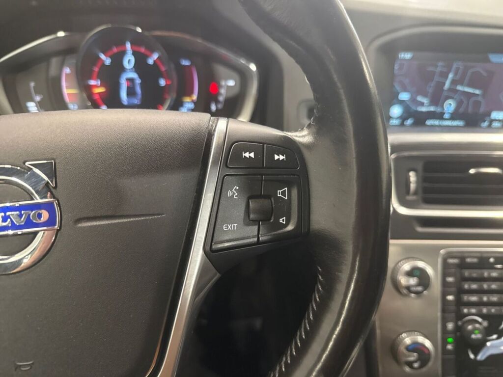 Volvo S60 Cross Country 2016 Musta