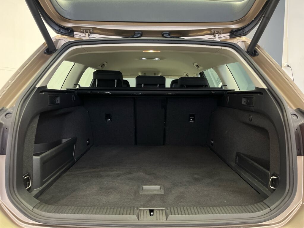 Volkswagen Passat 2016 Keltainen