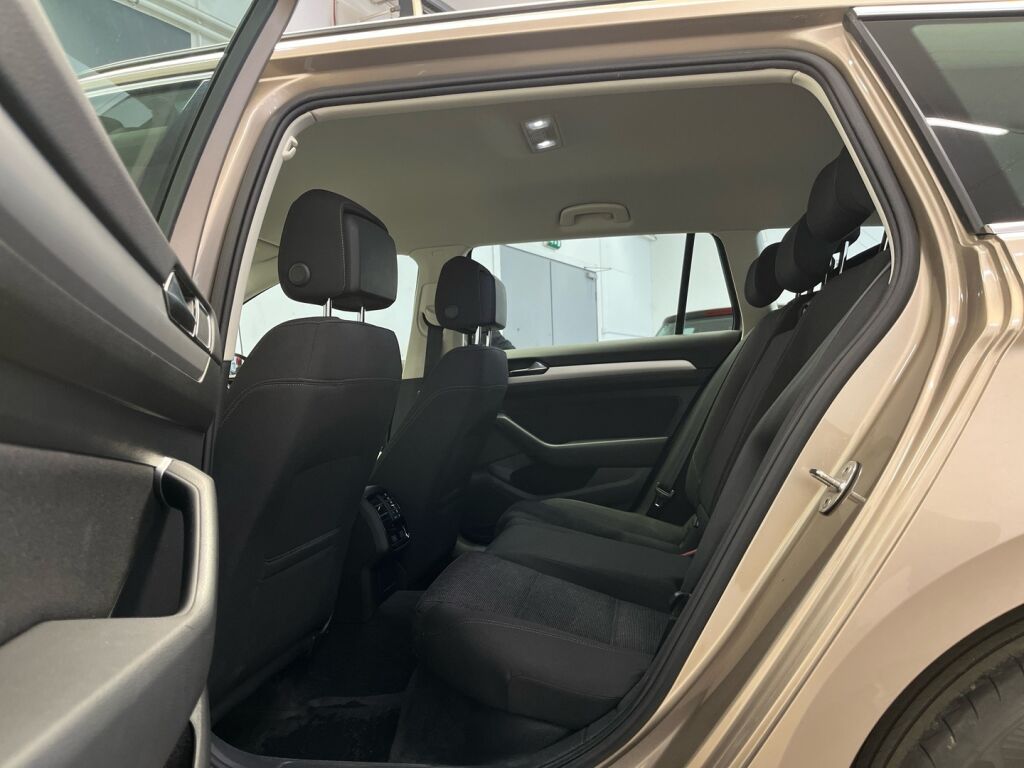 Volkswagen Passat 2016 Keltainen