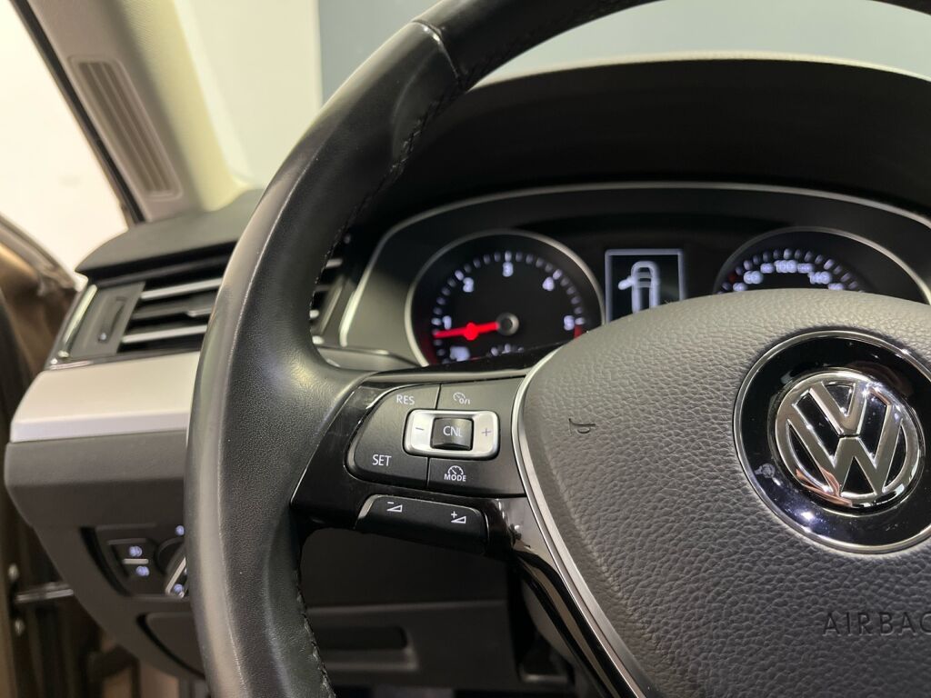 Volkswagen Passat 2016 Keltainen