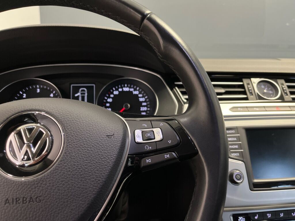 Volkswagen Passat 2016 Keltainen