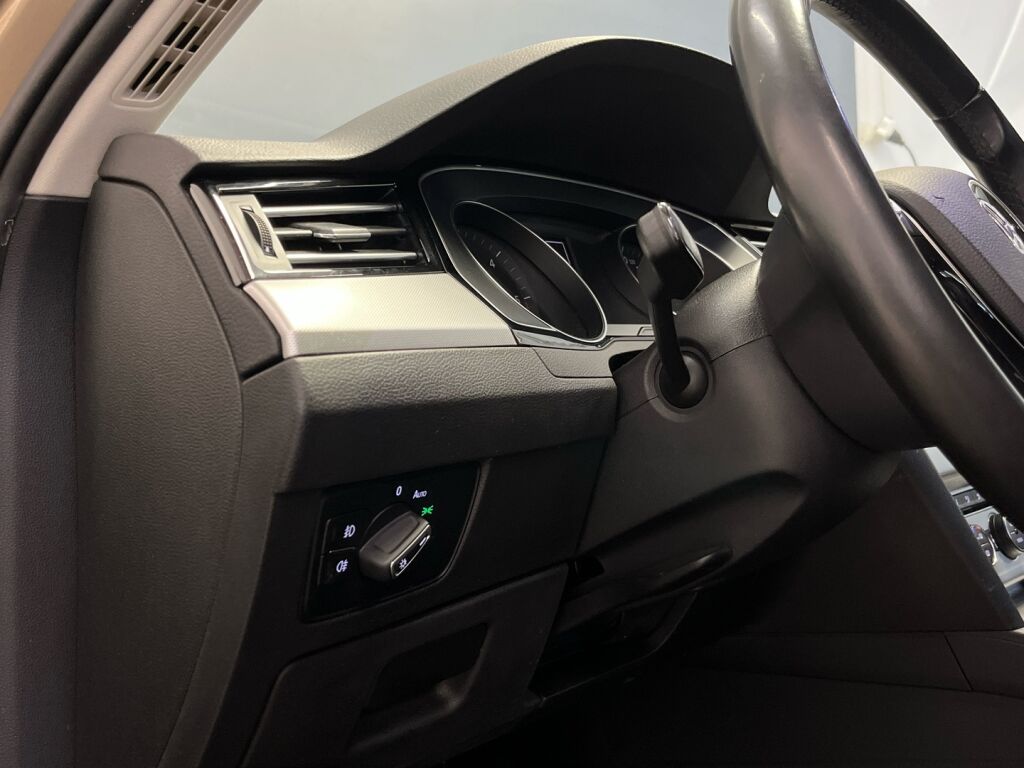 Volkswagen Passat 2016 Keltainen