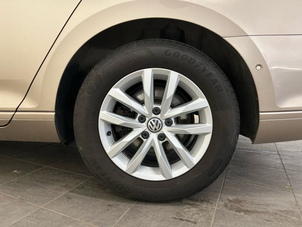 Volkswagen Passat 2016 Keltainen