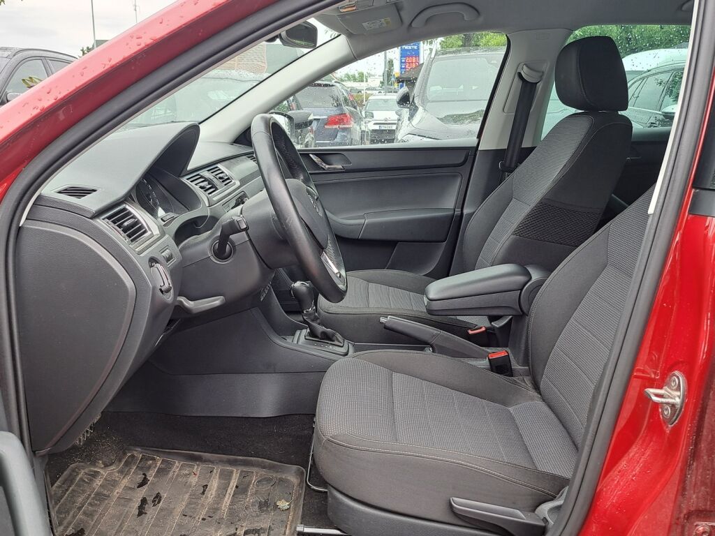 Skoda Rapid 2016 Punainen