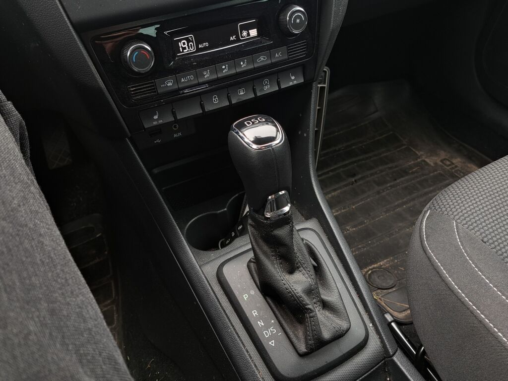 Skoda Rapid 2016 Punainen