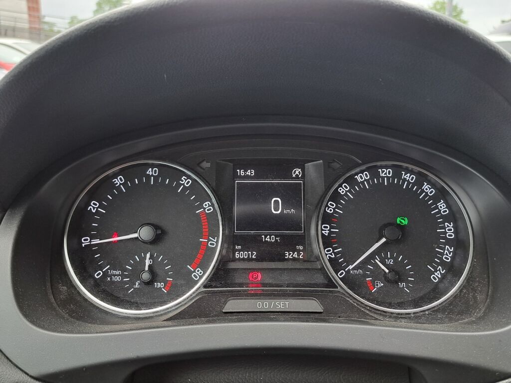 Skoda Rapid 2016 Punainen