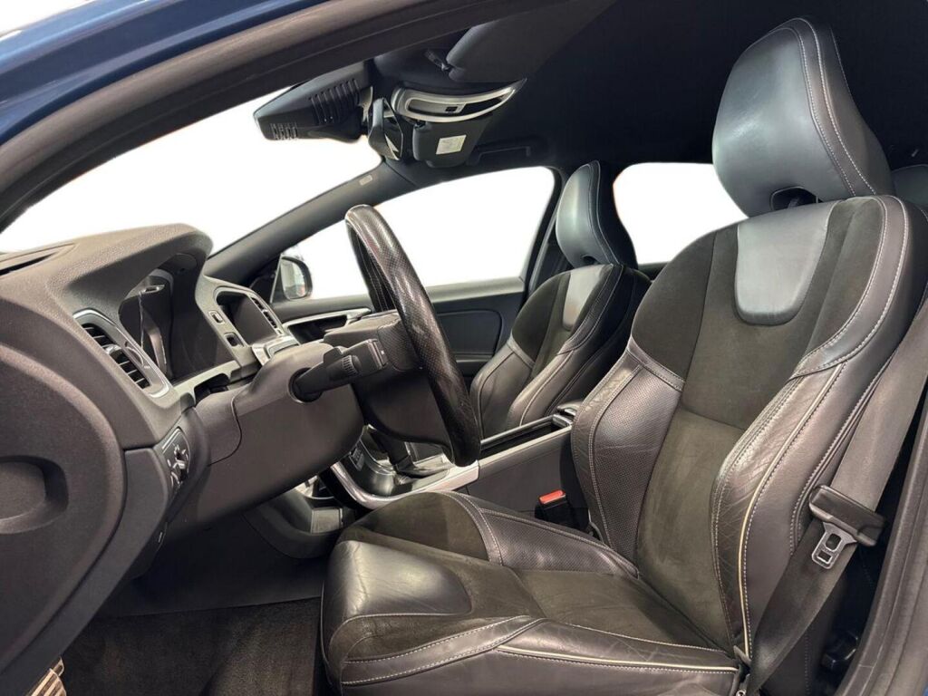 Volvo V60 2017 Sininen