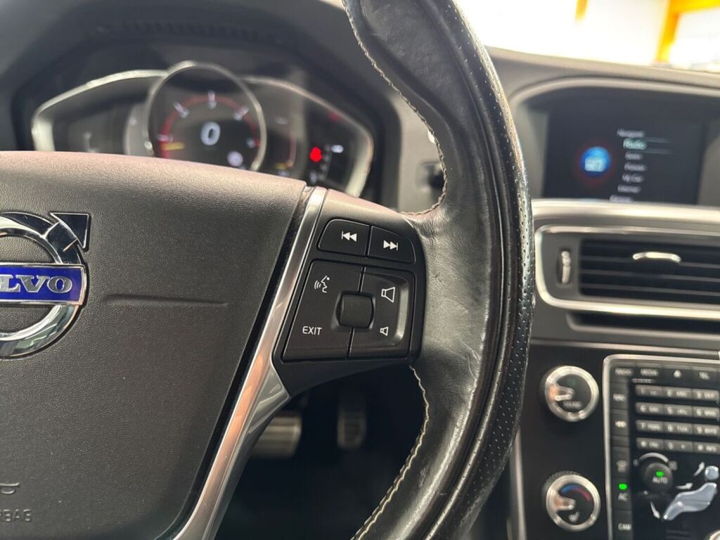 Volvo V60 2017 Sininen