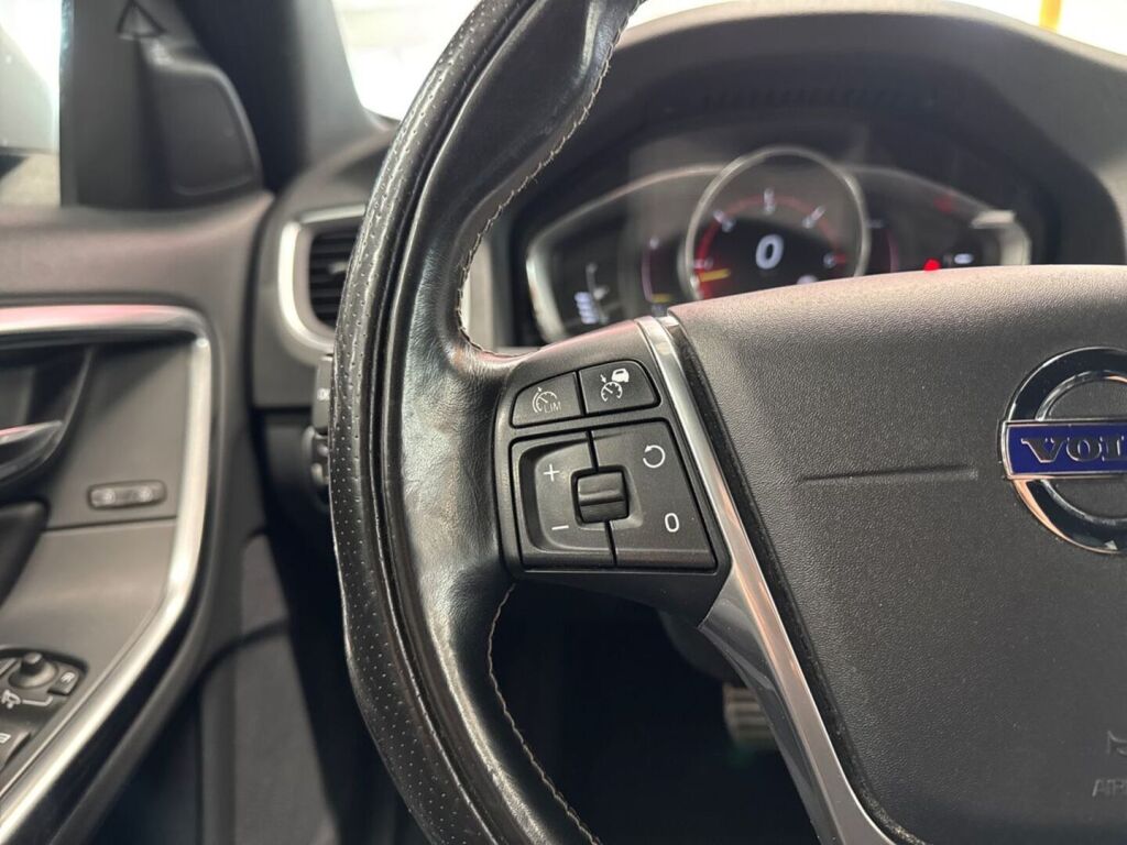 Volvo V60 2017 Sininen