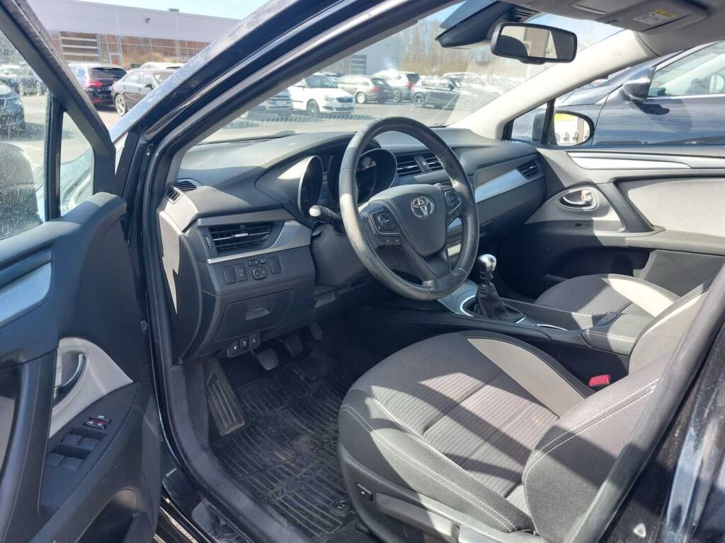 Toyota Avensis 2017 Musta