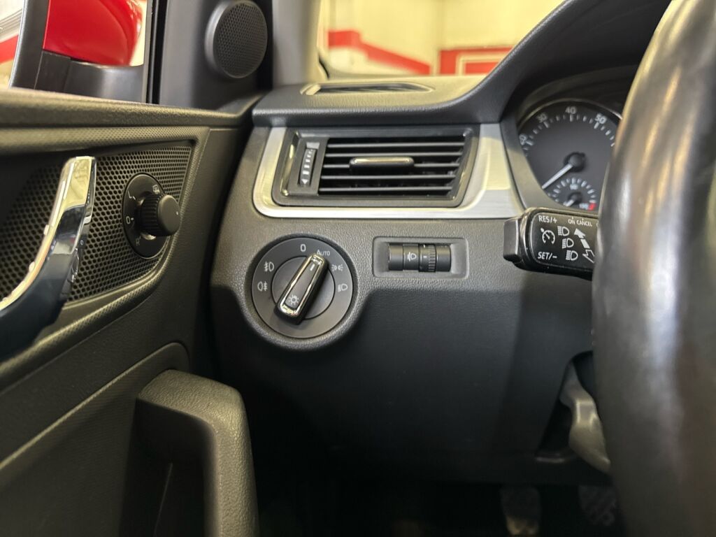 Skoda Rapid 2017 Punainen