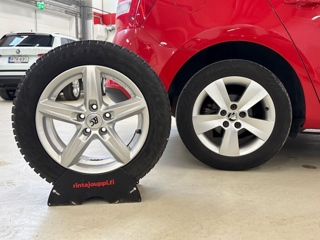 Skoda Rapid 2017 Punainen