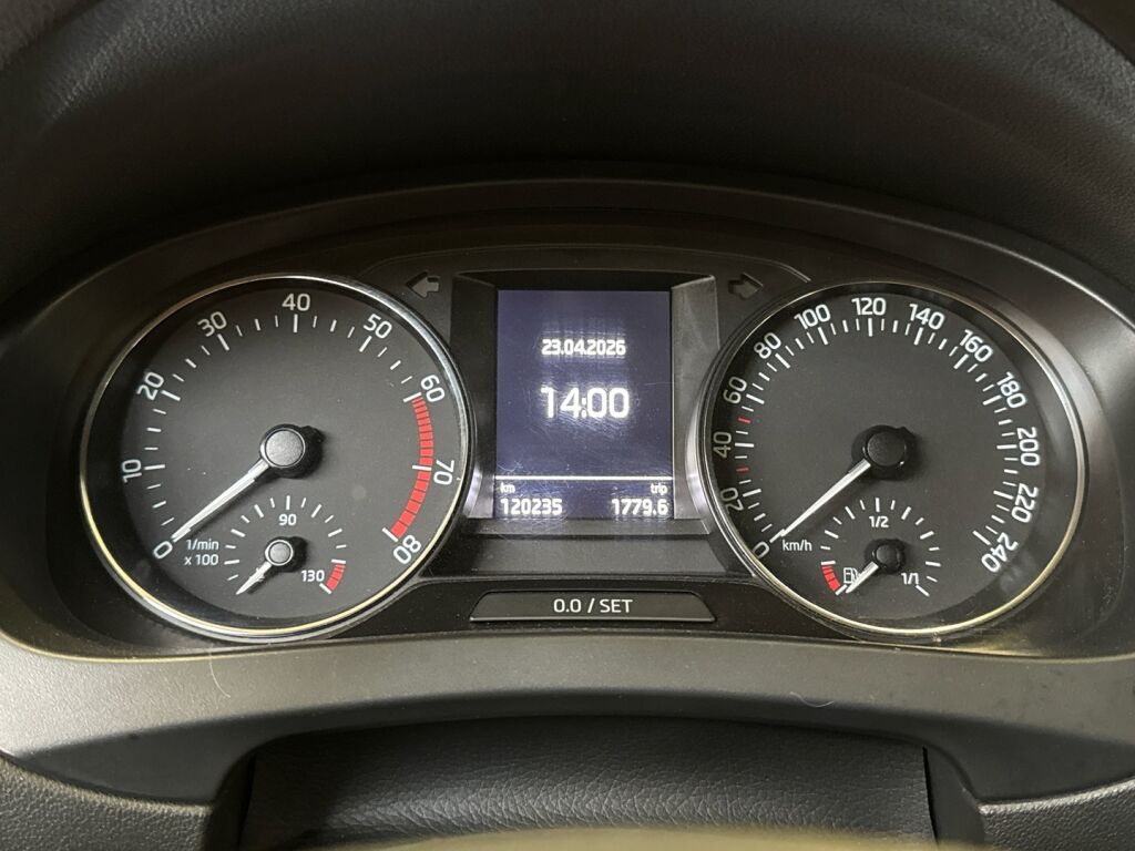 Skoda Rapid 2017 Punainen