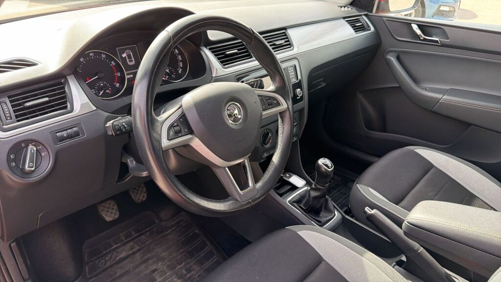 Skoda Rapid 2017 Punainen