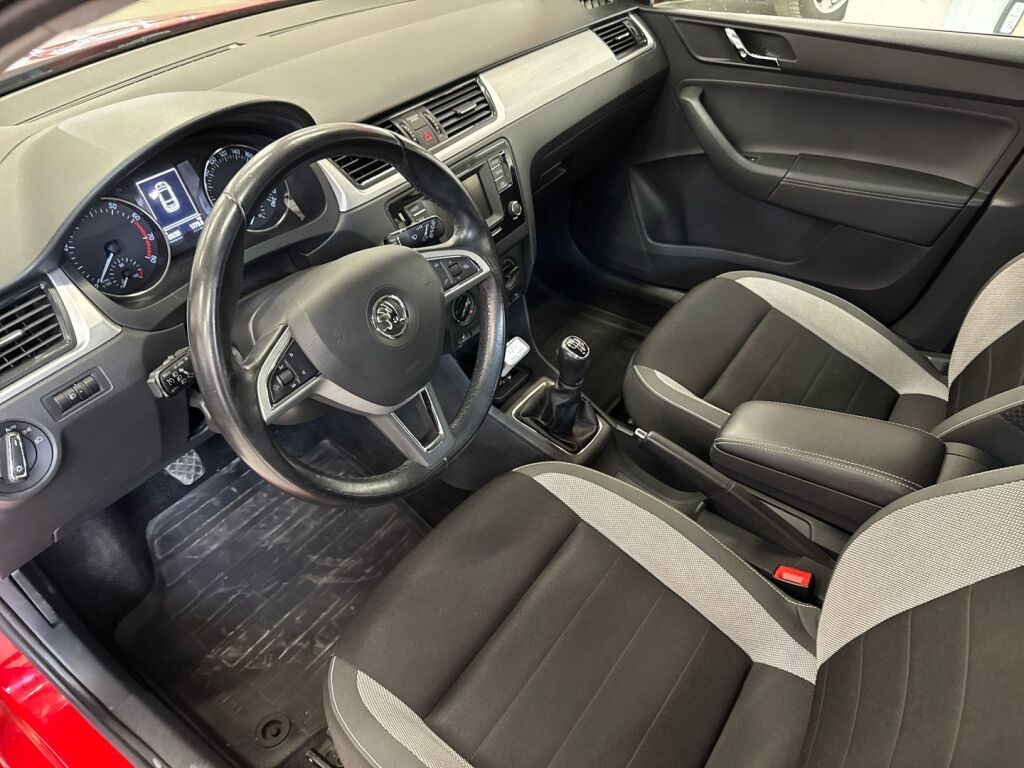 Skoda Rapid 2017 Punainen