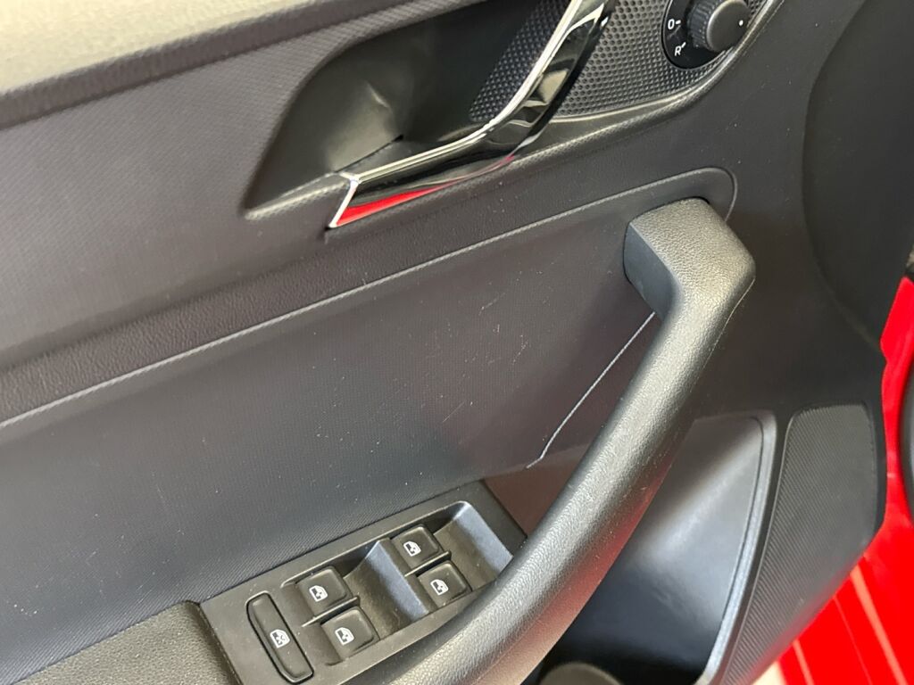 Skoda Rapid 2017 Punainen