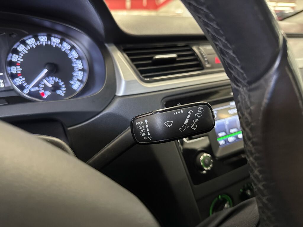Skoda Rapid 2017 Punainen