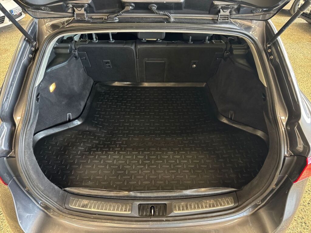 Toyota Avensis 2017 Harmaa