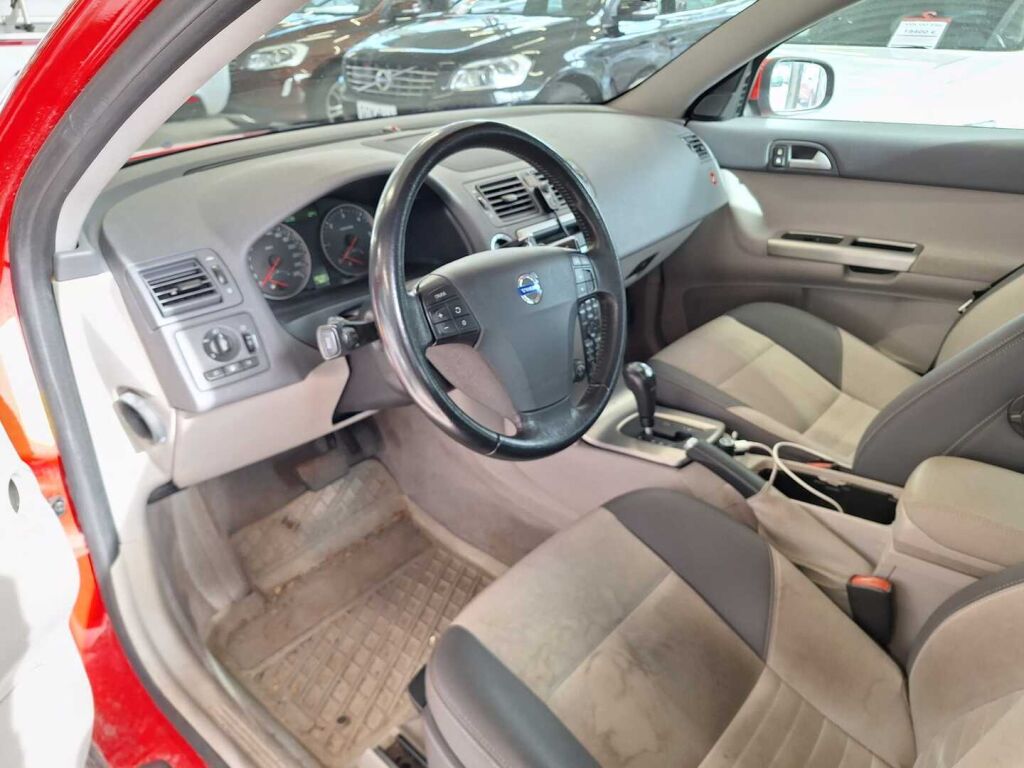 Volvo V50 2006 Punainen
