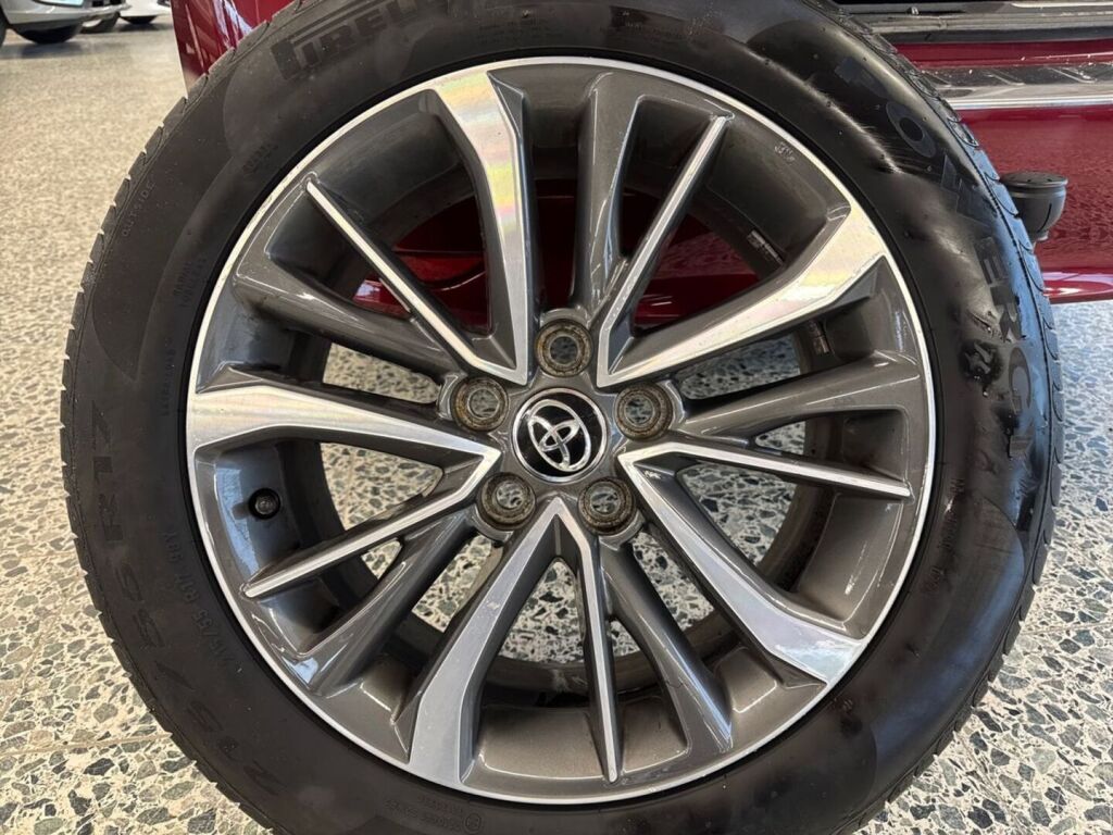 Toyota Avensis 2017 Metallinhohto Punainen