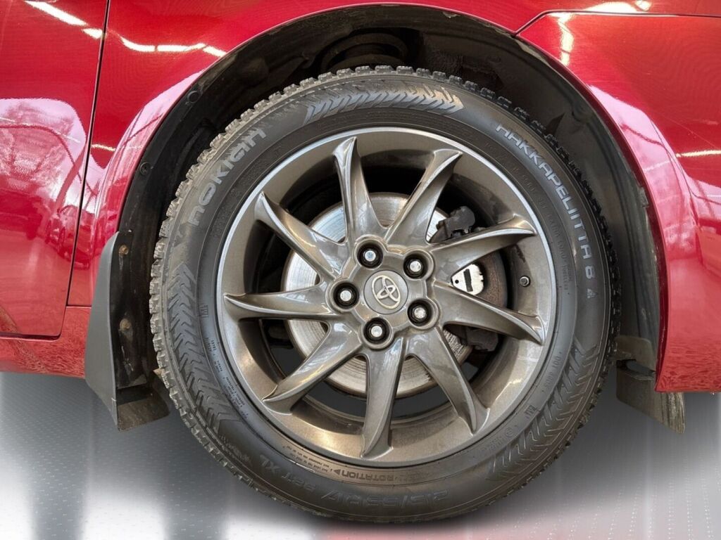 Toyota Avensis 2017 Metallinhohto Punainen