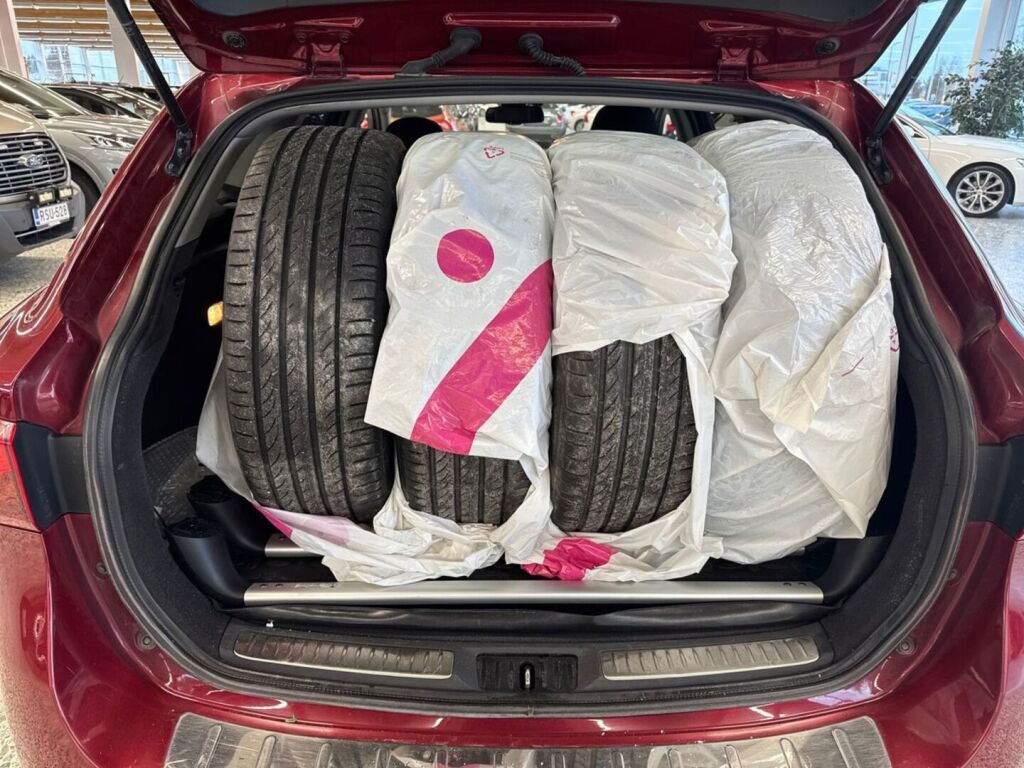 Toyota Avensis 2017 Metallinhohto Punainen